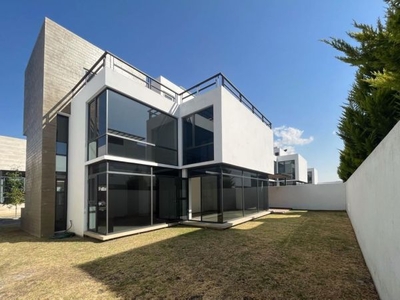 VENTA DE CASA EN FRACCIONAMIENTO CASAS DEL BOSQUE EN METEPEC