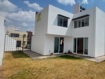 Casa en venta con 3 habitaciones y amplio jardín en Ocotlan, Tlaxcala