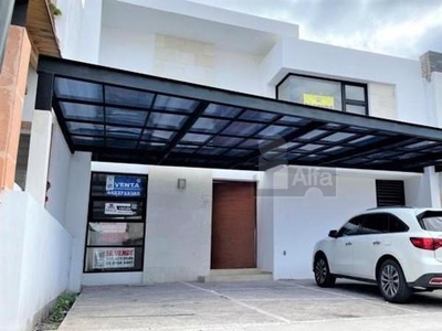 Casa en venta con cochera techada p/3 autos y roof garden en Lomas de Juriquilla