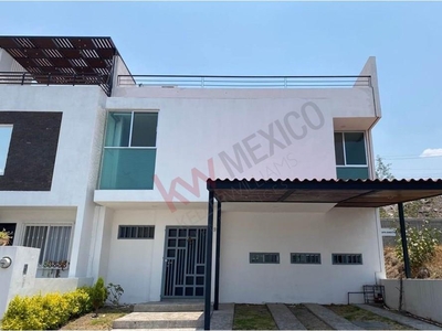 CASA EN VENTA EN PUNTA ESMERALDA CON EXCELENTES ACABADOS Y TERRAZA