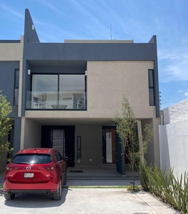 HERMOSA CASA NUEVA EN RENTA CON BONITOS ACABADOS Y ROOF GARDEN