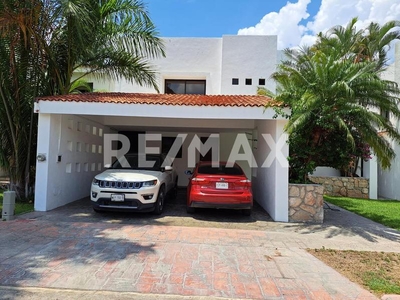 Renta de casa en Privada Xaman Kab con 4 recamaras, San Ramon Norte, Merida