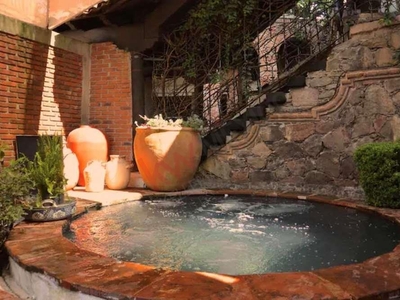 Tradicional Casa en el Corazón de Valle de Bravo con vista parcial al Lago