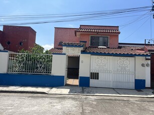 Doomos. Bonita y amplia casa en renta en Coatepec, Ver.