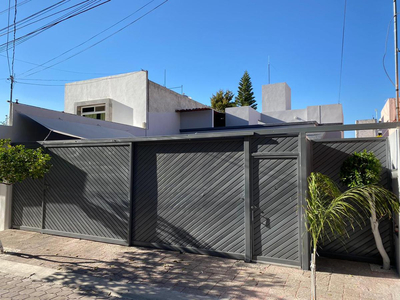 Casa De 1 Nivel En Venta En Colinas Del Cimatario Centro Sur Querétaro.