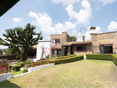Casa de un piso en venta con jardín y palapa, ubicada en Colinas del bosque, Corregidora Querétaro.