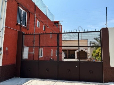 Casa en Venta con departamento independiente en Arroyo Vista Hermosa, Toluca, Estado de México. A 10 munutos el Aeropuerto Internacional de Toluca