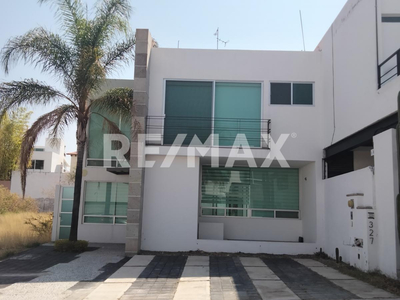 Casa En Venta Con Recámara En Pb Cumbres Del Lago Rcv230525-mn