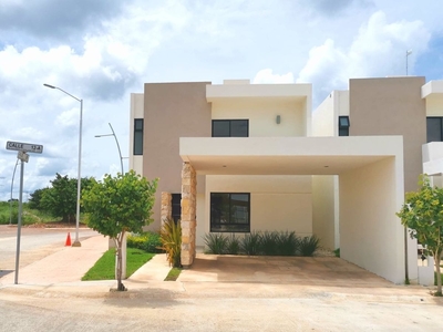 Casa En Venta En Mérida, En Privada Con Amenidades | Solana