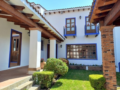 Casa Sola Estilo Colonial, 3 Recámaras, 3 Baños, Portón Eléctrico, Garage 4 Autos Subida Chalma