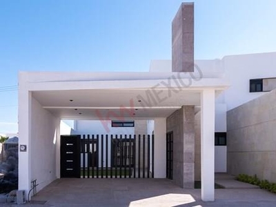 Exclusiva Y Amplia Casa Con Recámara, Baño Completo Y Vestidor En Planta Baja. Ubicado En La Zona De Viñedos, Torreón.