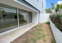 casa con roof garden y jardín privado, santa fe juriquilla. renta