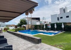 santa fe juriquilla. casa con roof garden y cuarto de servicio, renta