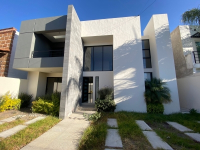 Casa En Venta En Juriquilla Privada Con Recamara En Pb