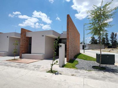 Casa, Fraccionamiento Con Amenidades En Lagos De Moreno Jal.