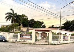 Doomos. Casa en venta en Mérida en esquina 1305m2 con gran terreno-García Ginerés