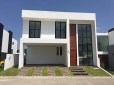 doomos. punta tiburon, casa en venta y renta con recamara en planta baja, alberca, area de tv y cuarto de servicio