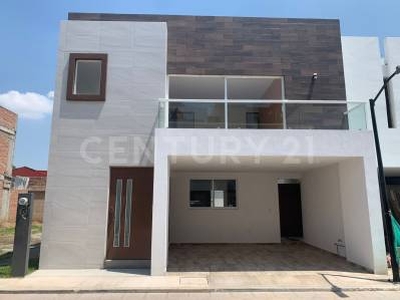 Casa en Venta - NUEVA - Zona Periférico y Plaza Explanada