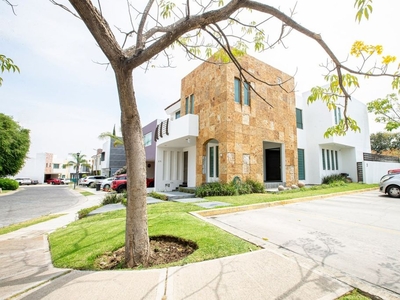 CASA VENTA FRENTE AL METROPOLITANO