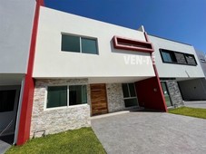 NUEVA CASA DE TRES NIVELES EN VENTA EN COTO CONSOLIDADO EN SOLARES ZAPOPAN.