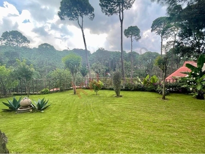 CASA EN VENTA VALLE DE BRAVO, AVANDARO CENTRO. EXCELENTE VISTA PANORAMICA.