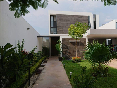 Casa En Venta De 3 Recamaras, Piscina, Cuarto Tv, En Conkal, Yucatan