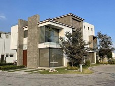 Moderna Residencia con escalinata expuesta en