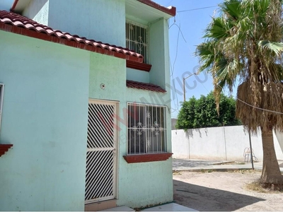 Casa con terreno de excedente con terraza en Gómez Palacio