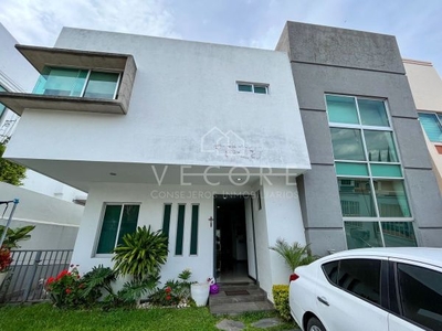 CASA EN VENTA EN JARDÍN REAL, ZAPOPAN