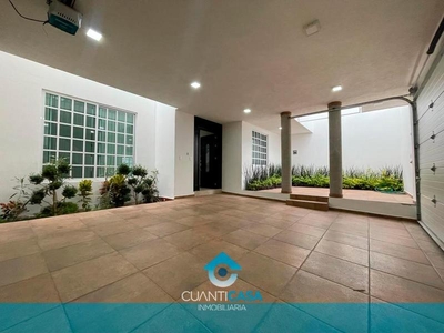 CASA EN RENTA, 5 RECÁMARAS, PRIVADO BOSQUE CAMELINAS, MORELIA. $22,800. RECÁMARA PLANTA BAJA.