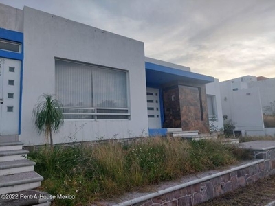 El Mirador, se renta casa de una sola planta. FVR