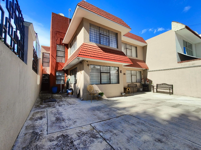 Casa En Venta En Metepec En Xinantecatl En Esquina A Lado Del Parque