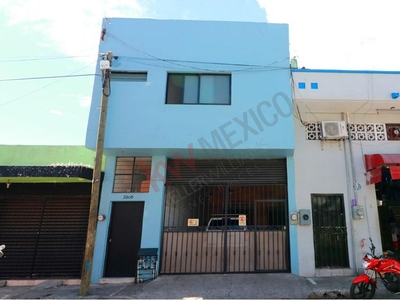 Casa de dos niveles en venta en el centro de Mazatlán con potencial para ser local comercial o duplex