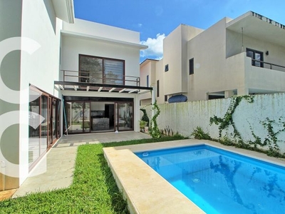 Casa en Venta en Cancun en Residencial Lagos del Sol con Alberca