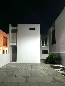 En Venta Casa en Santa Fe Juriquilla, Gran Ubicación, 3 Recamaras, OPORTUNIDAD !