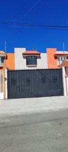 ¡Hermosa casa remodelada en Granjas de San Isidro, lista para convertirse en tu