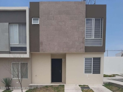 Zákia, en venta casa ubicada en esquina. FVR