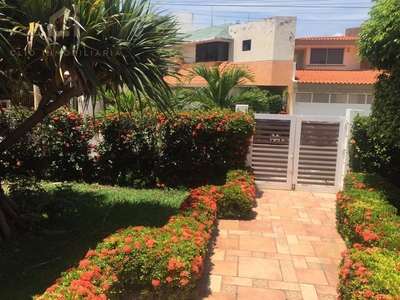 Doomos. Casa en Venta en Veracruz, Boca del Río. Fracc. Costa de Oro cerca de la playa, jardín y patio trasero