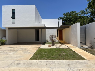 Doomos. Casa en Renta en Mérida, Privada Arbórea, Conkal