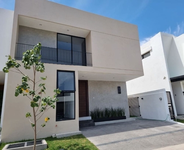 ¡Encantadora Casa de Venta en Los Robles!