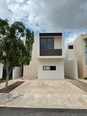 Casa En Privada Con 3 Recámaras, Piscina Y Terraza