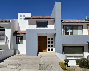 Cumbres Del Cimatario Hermosa Casa Con Gran Jardín En Renta