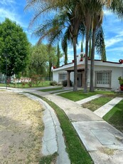 Doomos. CASA CON VISTA Y ACCESO AL LAGO CLUB DE GOLF TEQUISQUIAPAN SUP. 1,200 m2