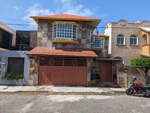Doomos. Casa de dos niveles en Venta en Fracc. Floresta, Veracruz, Ver.