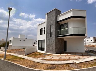 Doomos. Casa en Venta en Privada en San Isidro Juriquilla