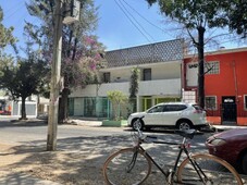 Casa en venta para negocio con 3 locales, cochera 1 auto, 4 habitaciones 2 baños en Guadalajara