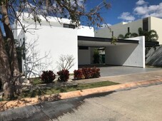 RESIDENCIA EN PRIVADA ALLEGRA AL NORTE DE MÉRIDA