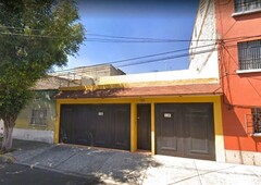 venta de casa cerca del aeropuerto en la colonia moctezuma. amplio patio