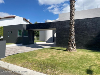 Casa, 3 Recámaras Con Baño Cada Una. El Campanario, Renta