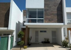 Doomos. Casa en condominio en venta en Lomas de Angelópolis ¡MITAD DE PRECIO!